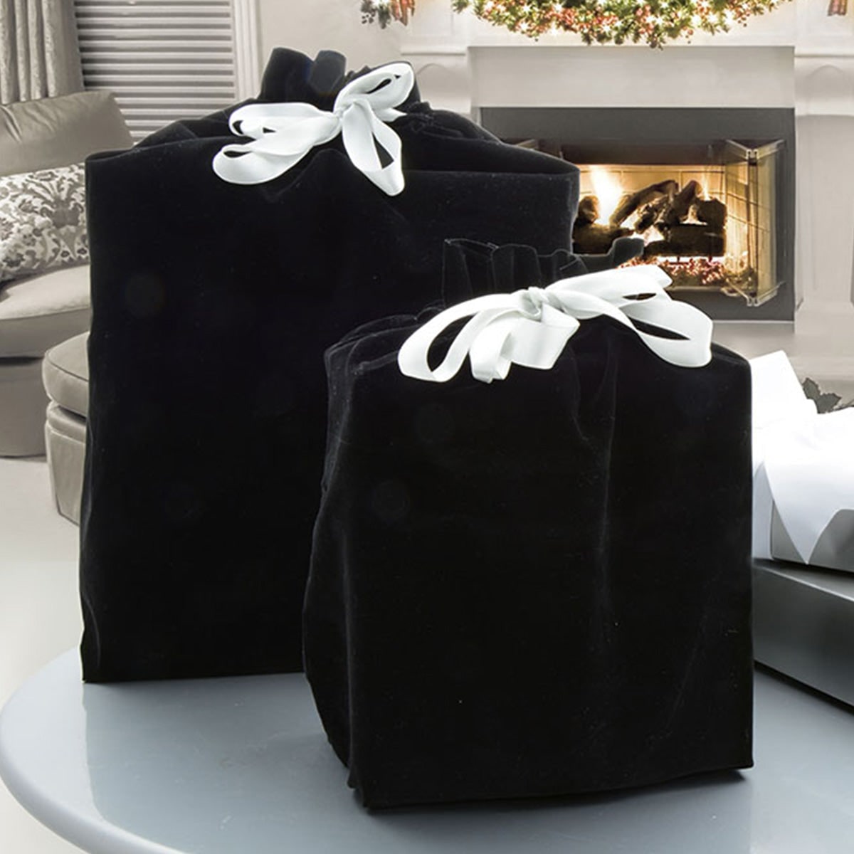 Sac cadeau réutilisable en velours noir avec ruban