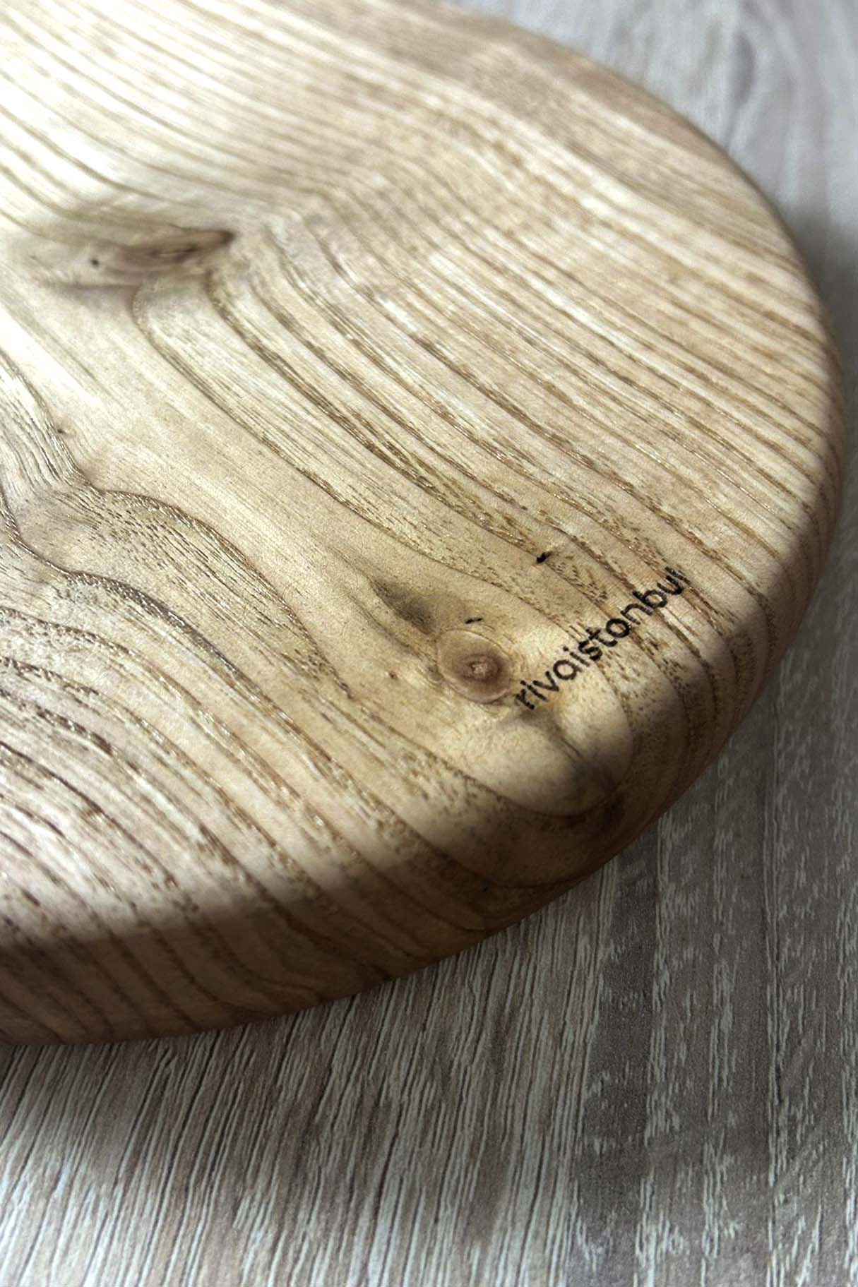 Plateau de service rond sculpté en bois de châtaignier – image 4