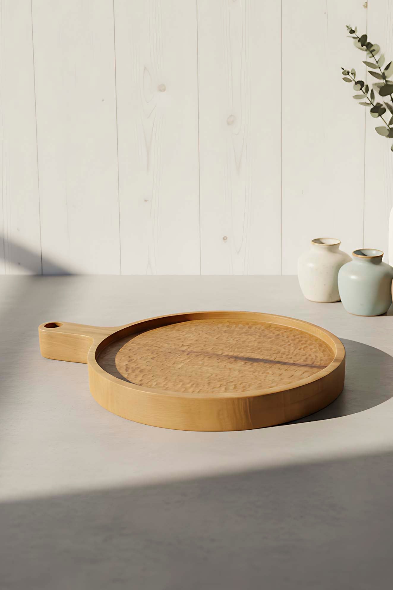 Plateau de service rond sculpté en bois de châtaignier – image 1