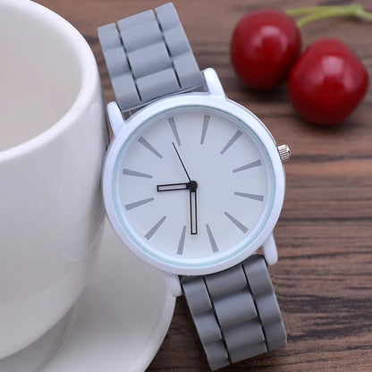 Montre analogique à bracelet silicone et cadran minimaliste