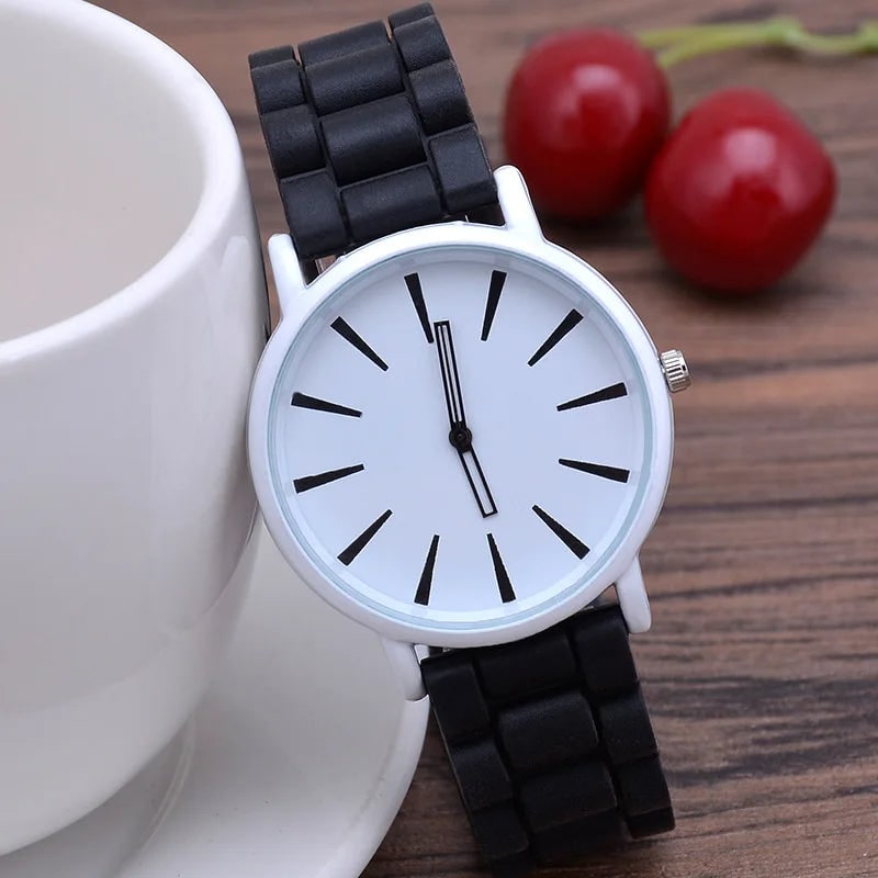 Montre analogique à bracelet silicone et cadran minimaliste