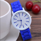 Montre analogique à bracelet silicone et cadran minimaliste