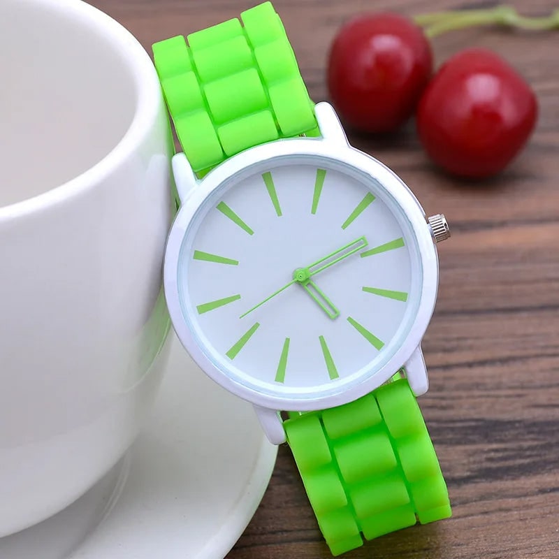 Montre analogique à bracelet silicone et cadran minimaliste