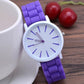 Montre analogique à bracelet silicone et cadran minimaliste