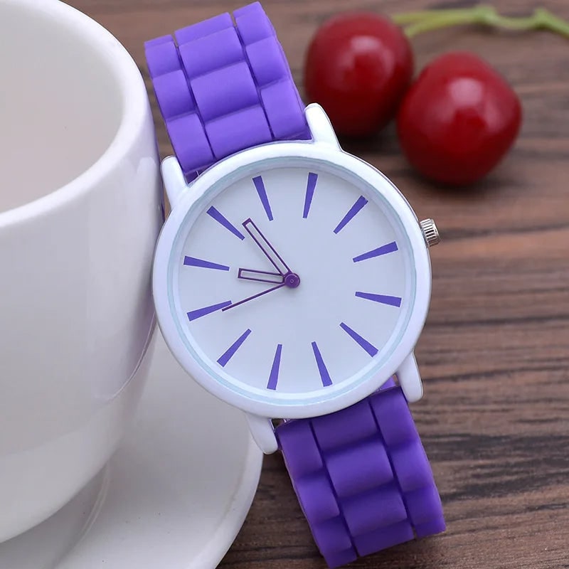 Montre analogique à bracelet silicone et cadran minimaliste