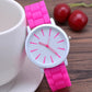 Montre analogique à bracelet silicone et cadran minimaliste