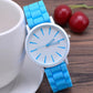 Montre analogique à bracelet silicone et cadran minimaliste