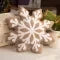 Coussin décoratif flocon en peluche effet mouton