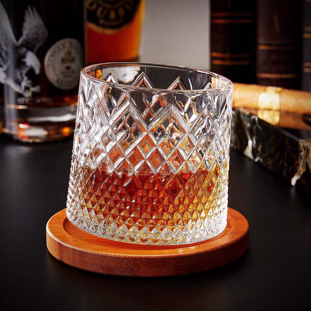 Verre à whisky rotatif à texture facettée avec dessous en bois