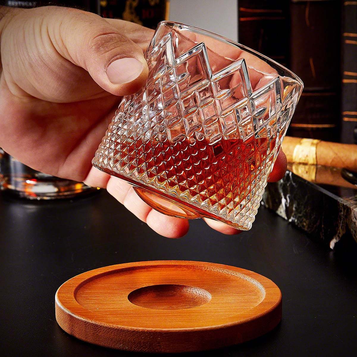 Verre à whisky rotatif à texture facettée avec dessous en bois