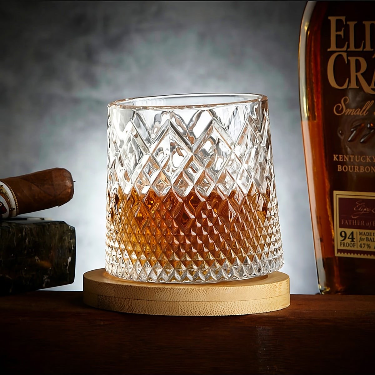 Verre à whisky rotatif à texture facettée avec dessous en bois