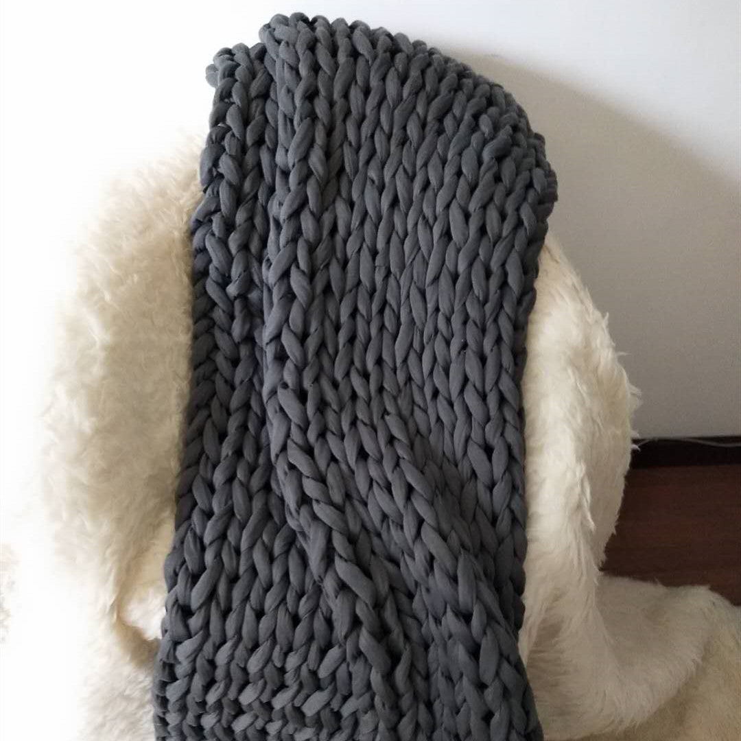 Plaid lesté à grosses mailles et bordures tressées