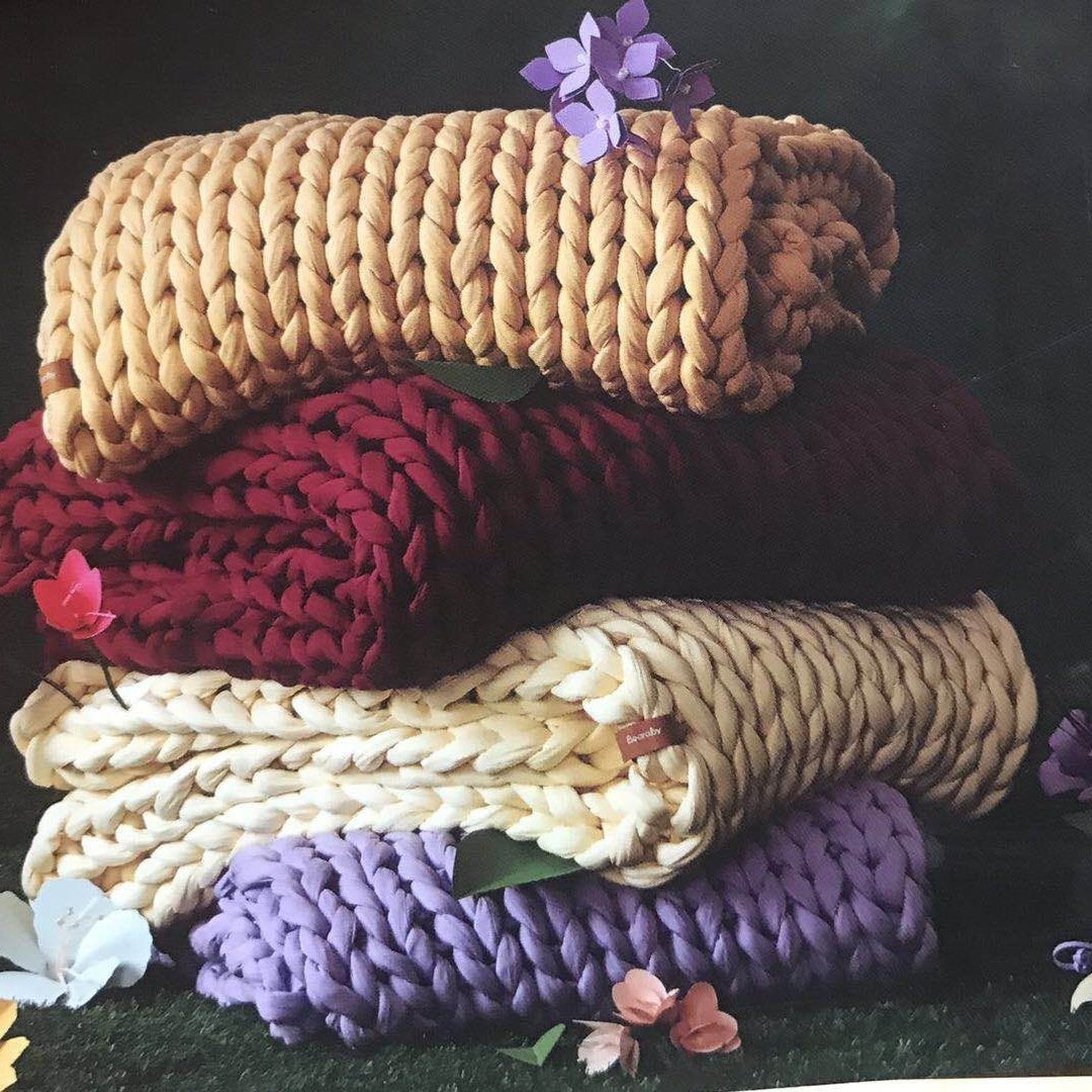 Plaid lesté à grosses mailles et bordures tressées
