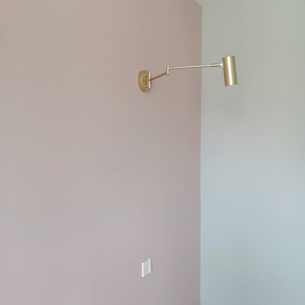 Applique de lecture à bras articulé et tête orientable