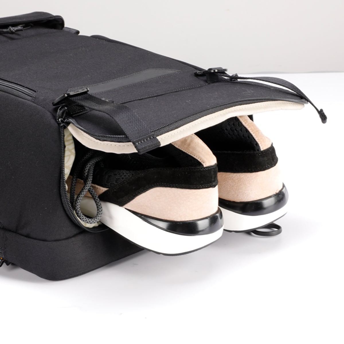 Sac à dos de voyage avec compartiment chaussures et accès latéral