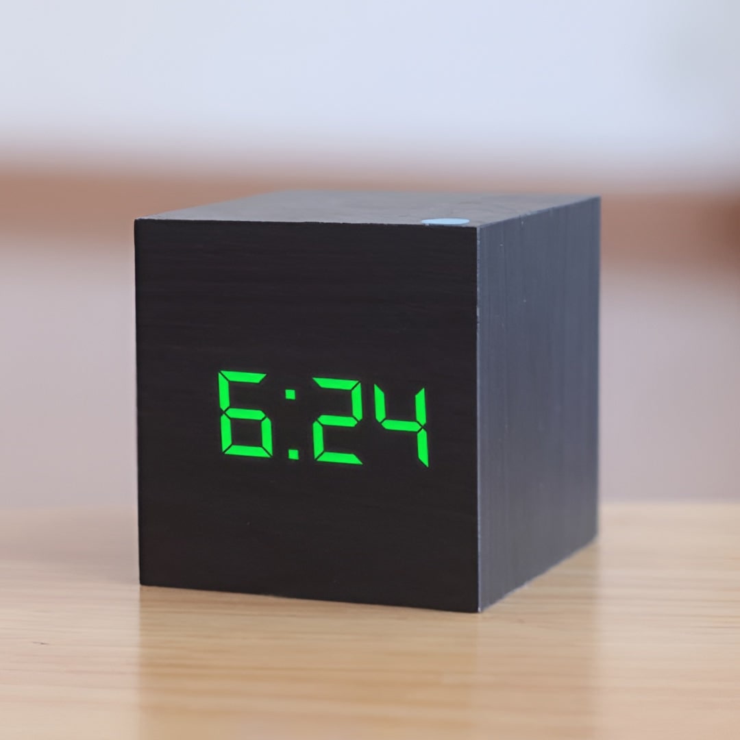 Réveil numérique cubique effet bois avec thermomètre