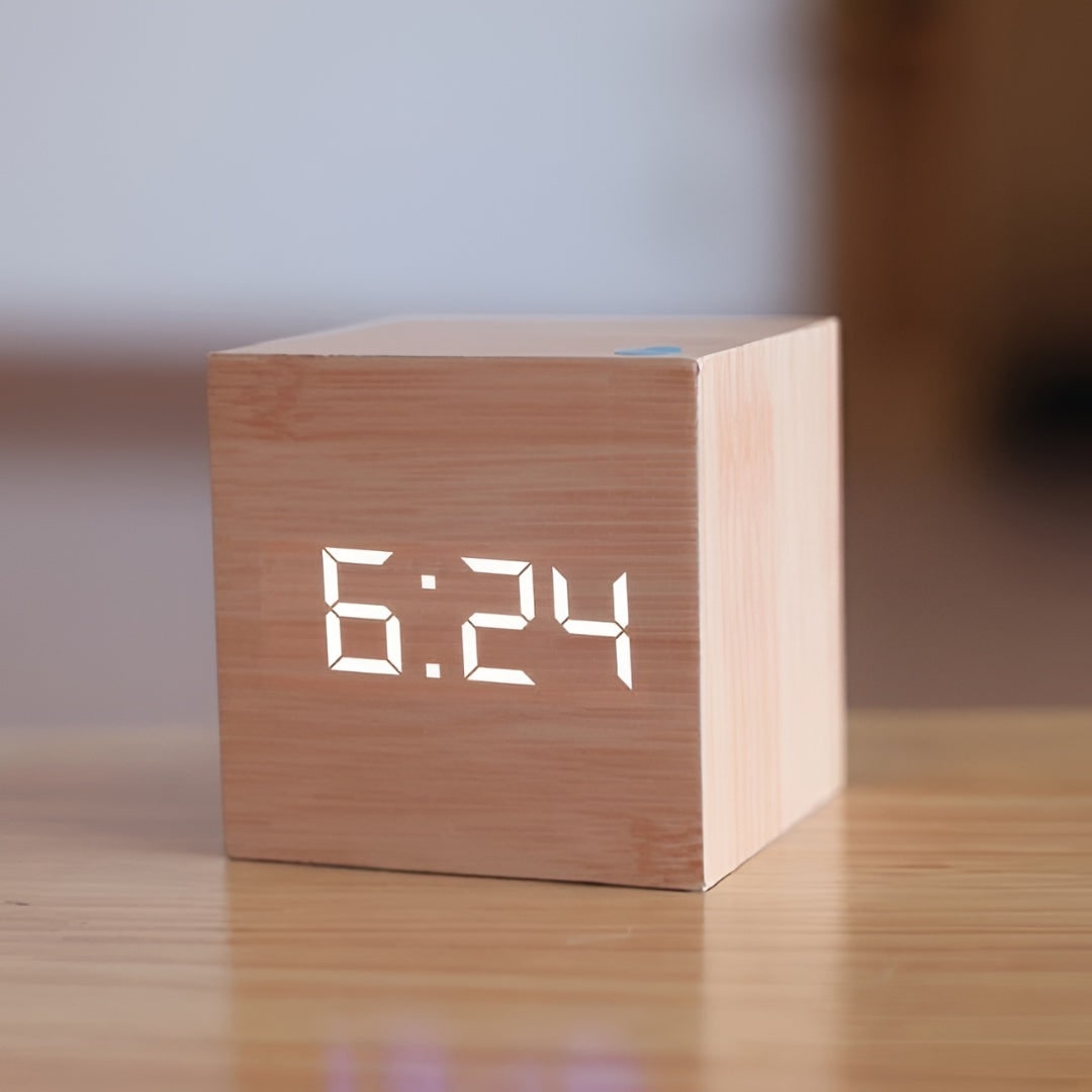 Réveil numérique cubique effet bois avec thermomètre